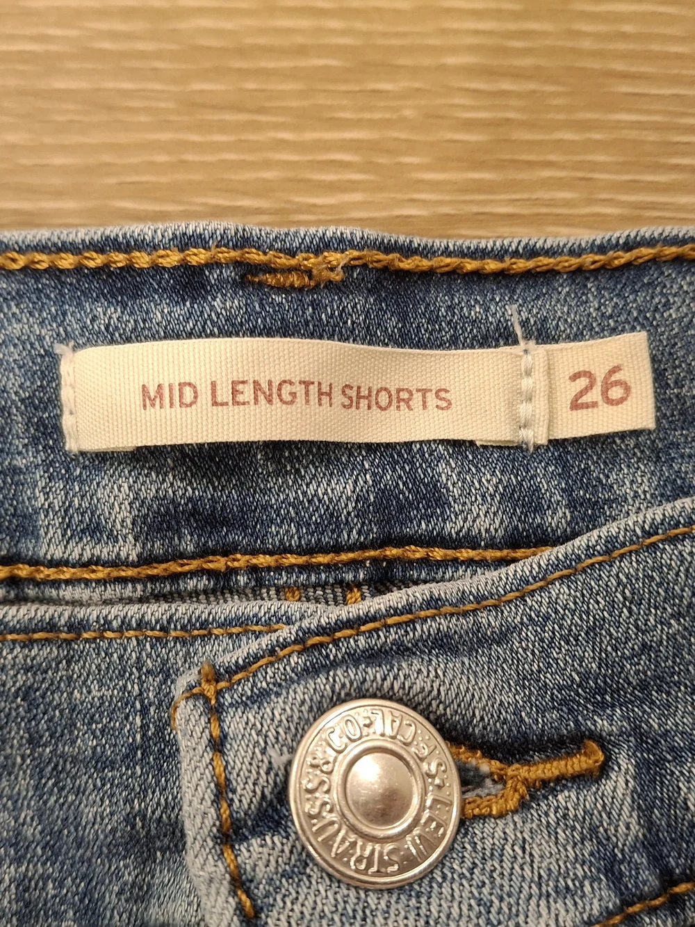 Levi’s Mid-Length Women’s Denim Shorts Size 26 Medium Wash Blue